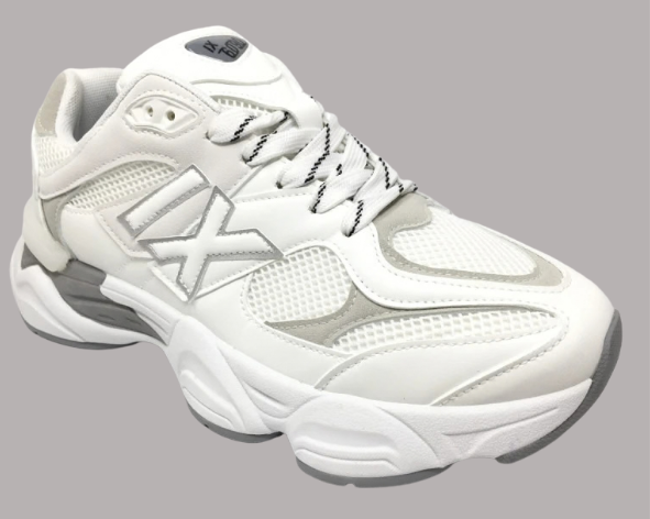 Zapatillas blancas de estilo urbano con detalles grises