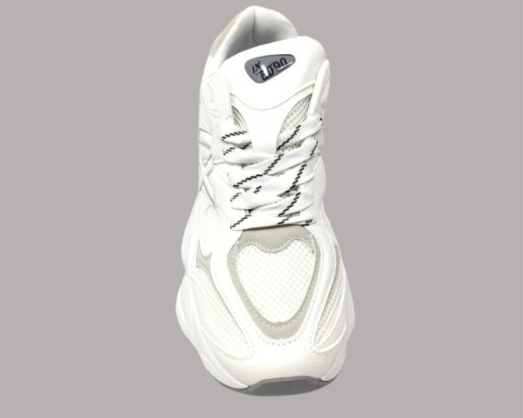 Zapatillas blancas de estilo urbano con detalles grises